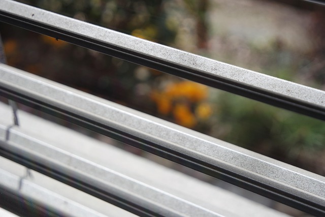 Zábradlí by měl být u každých schodů.